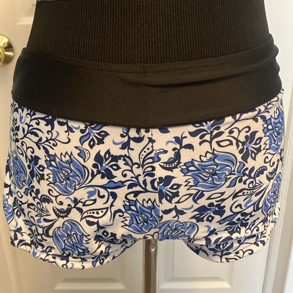 Women’s Two Piece Swimsuit Top and Boyshorts  White Blue Black sz L NWOT - Picture 3 of 6